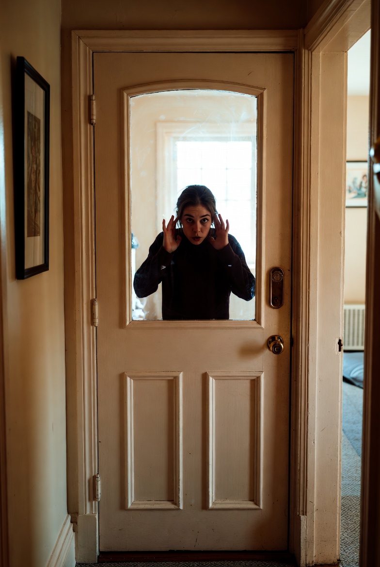 Rüyada Kapının Arkasından Ses Duymak: Saklı Gerçekler, Bastırılmış Bilgiler ve İçsel Uyarılar